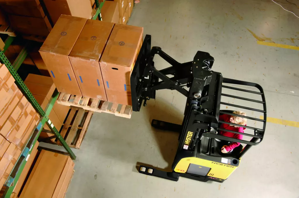 Hyster N40Zr lifting boxes onto shelf.