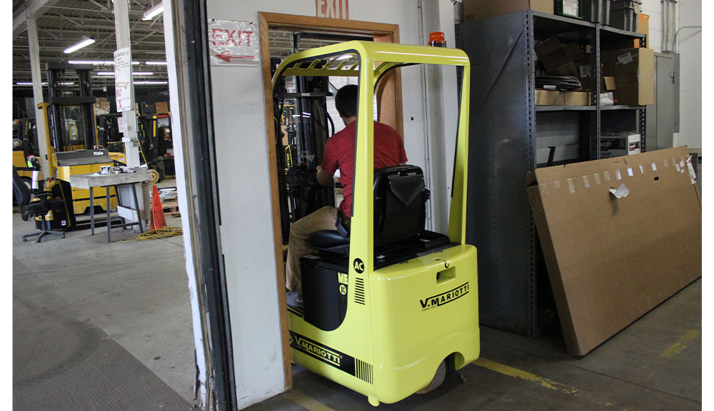 Mariotti ME AC 8c microlift driving through a doorway.