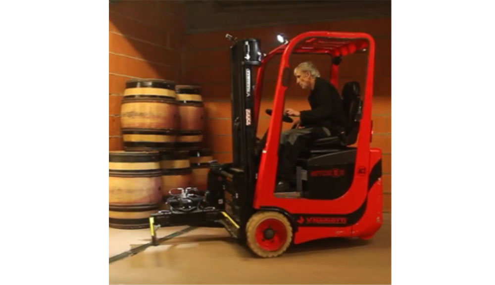 Mariotti MX 16 Turret electric 3 wheel forklift in action in warehouse.
