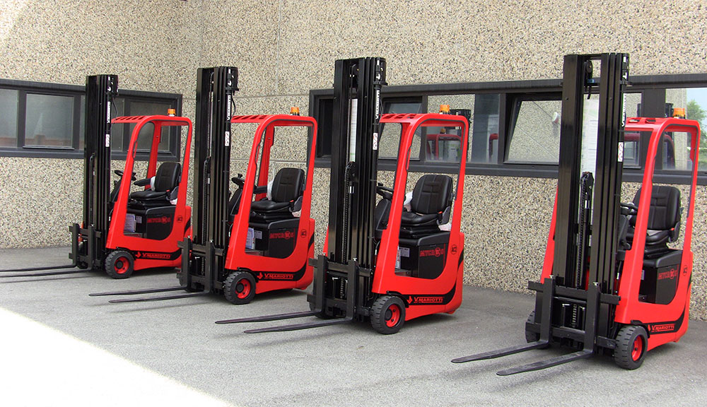 Mariotti MYCROS AC RWD 10C Forklifts lined up outdoors.