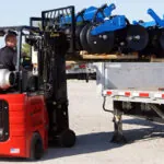Bendi B40i5 lifting materials over truck trailer.