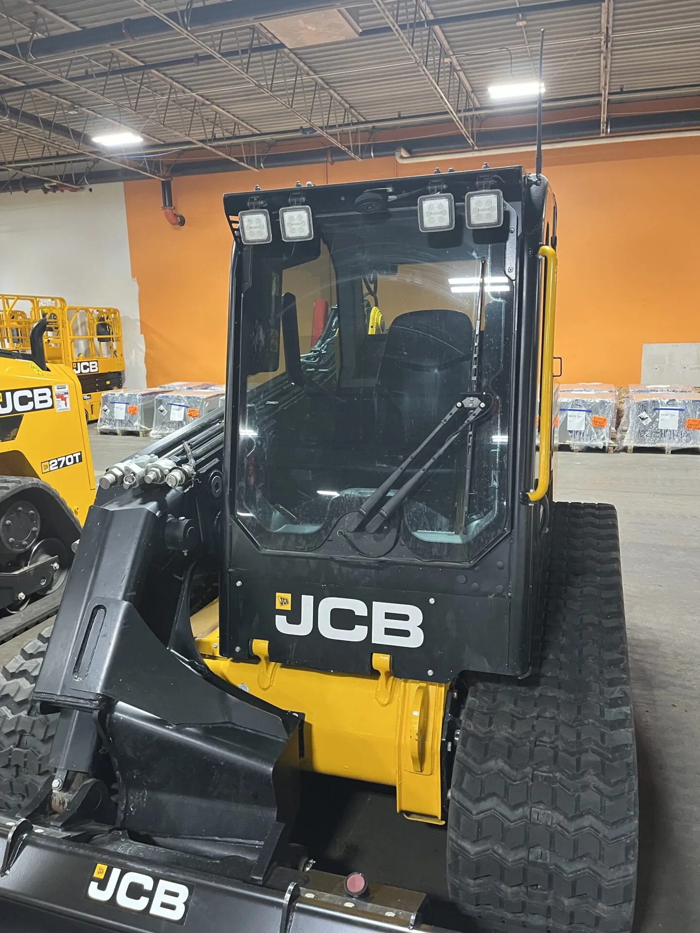 2023 – JCB 3TS-8T